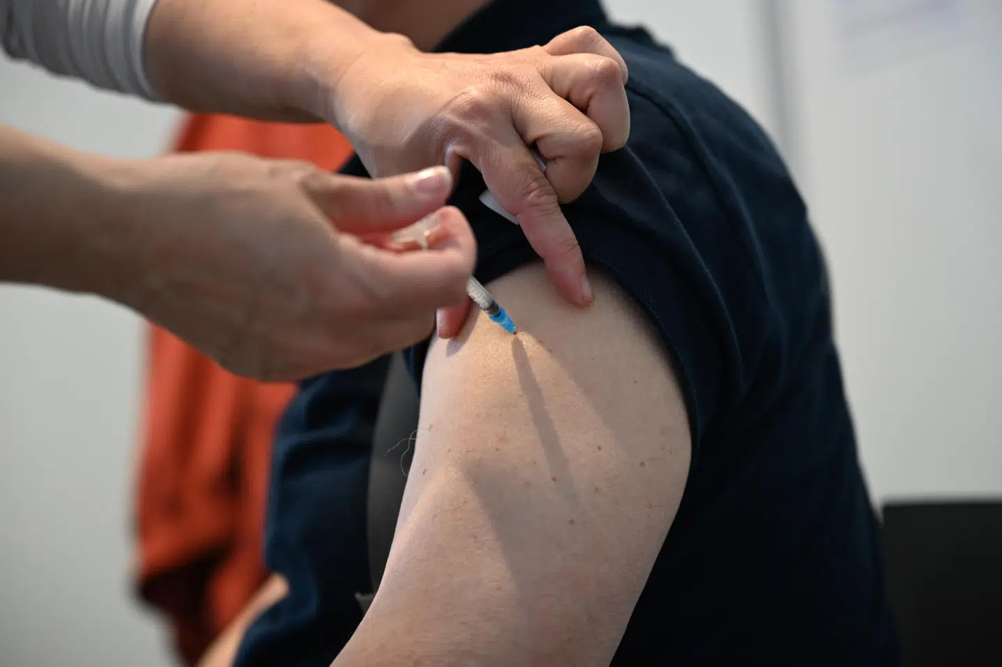 Flere bliver vaccineret mod covid-19, og det er en af grundene til, at risikoniveau for coronasmitte sænkes. (Arkivfoto) Philip Davali/Ritzau Scanpix