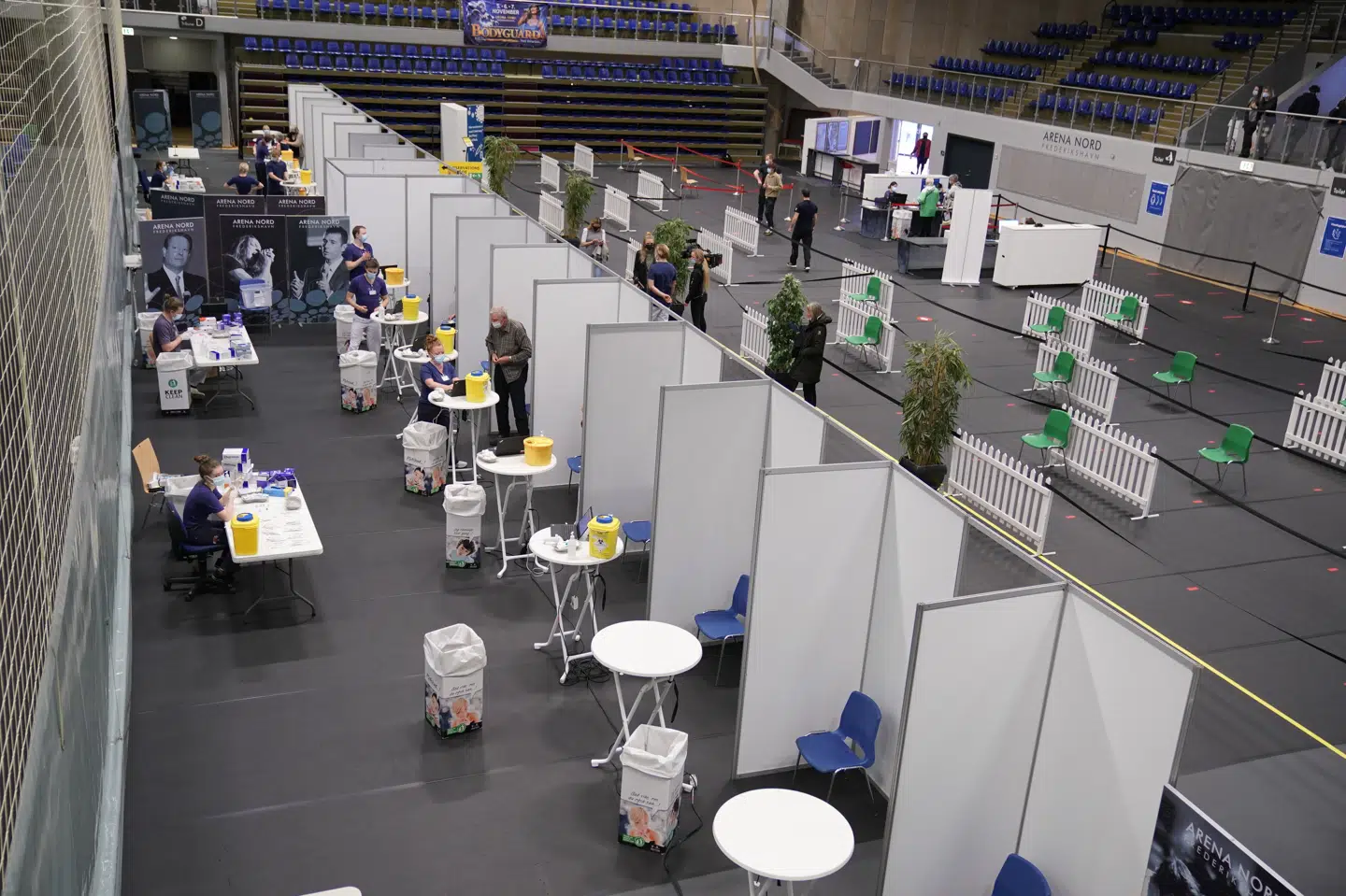100.000 skal efter planen vaccineres mandag i Danmark. I Nordjylland skal 10.000 have stik. Her ses vaccinationsstedet i Arena Nord i Frederikshavn. Henning Bagger/Ritzau Scanpix