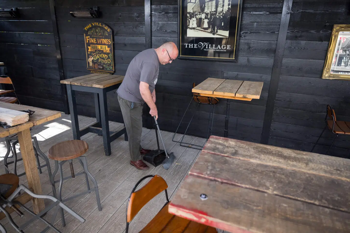 Pubber og restauranter kan fra mandag igen servere mad og drikke udendørs som en del af Englands genåbningsplaner. Tolga Akmen/Ritzau Scanpix