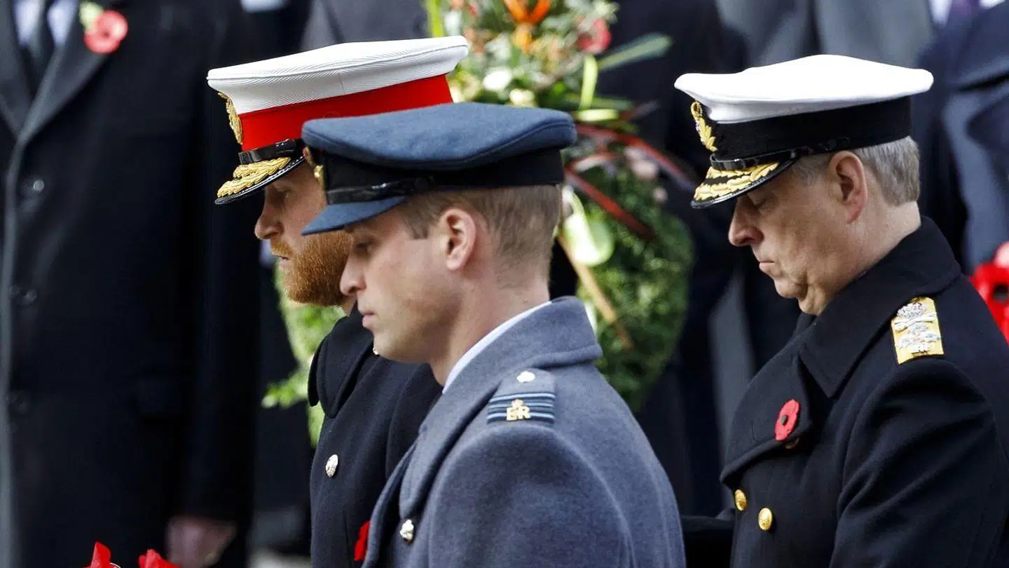 Prins Harry og prins Andrew havde tidligere altid deres militæruniformer på ved større officielle begivenheder. Men det kommer de ikke til at have på lørdag.