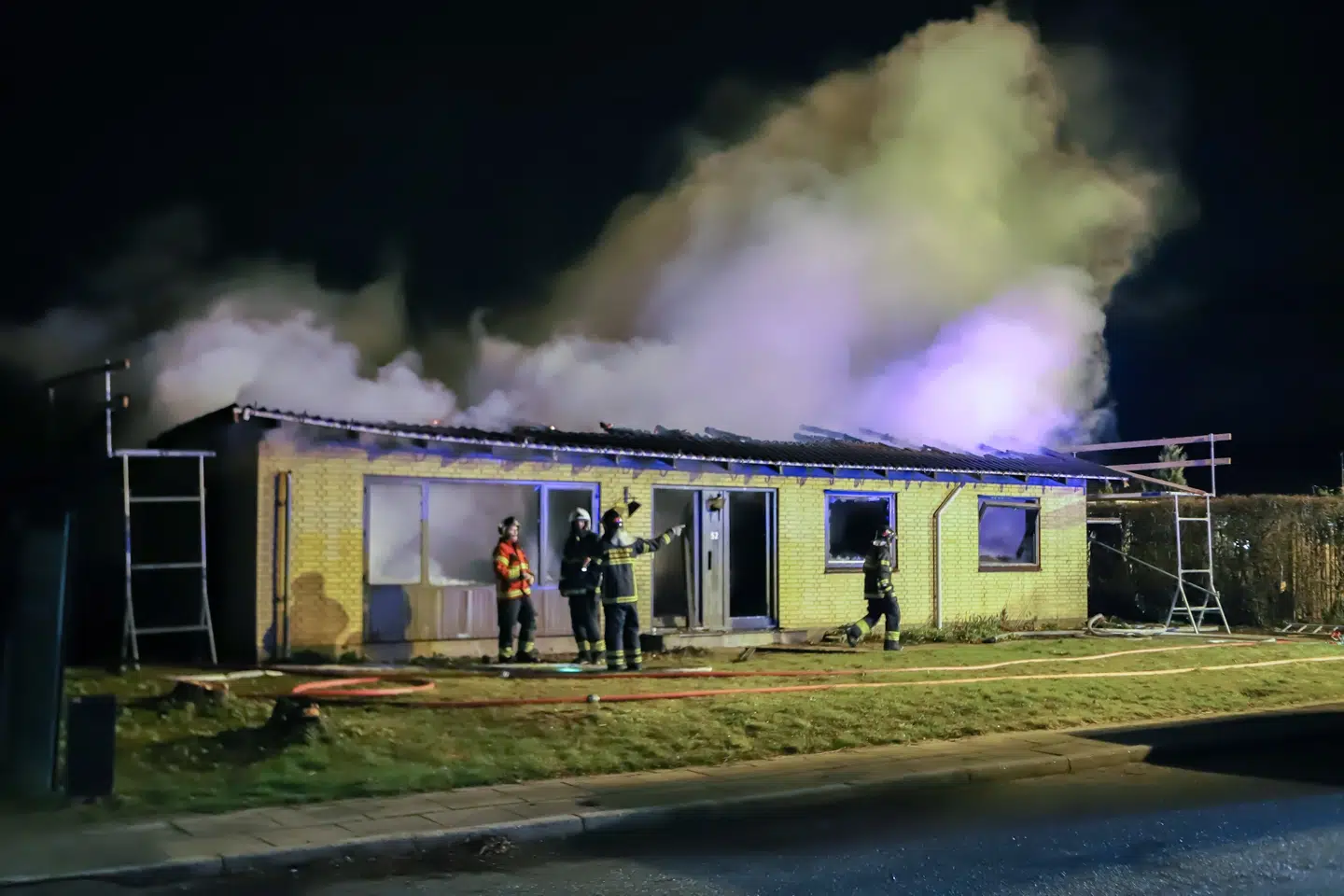 Huset var overtændt, da politi og brandvæsen nåede frem.