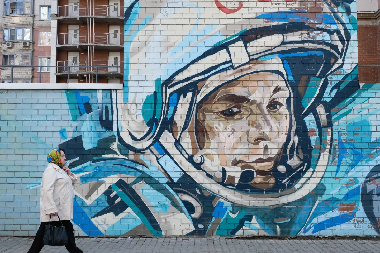 En kvinde går forbi et vægmaleri af Jurij Gagarin i byen Krasnogorsk i regionen omkring Moskva. Evgenia Novozhenina/Reuters
