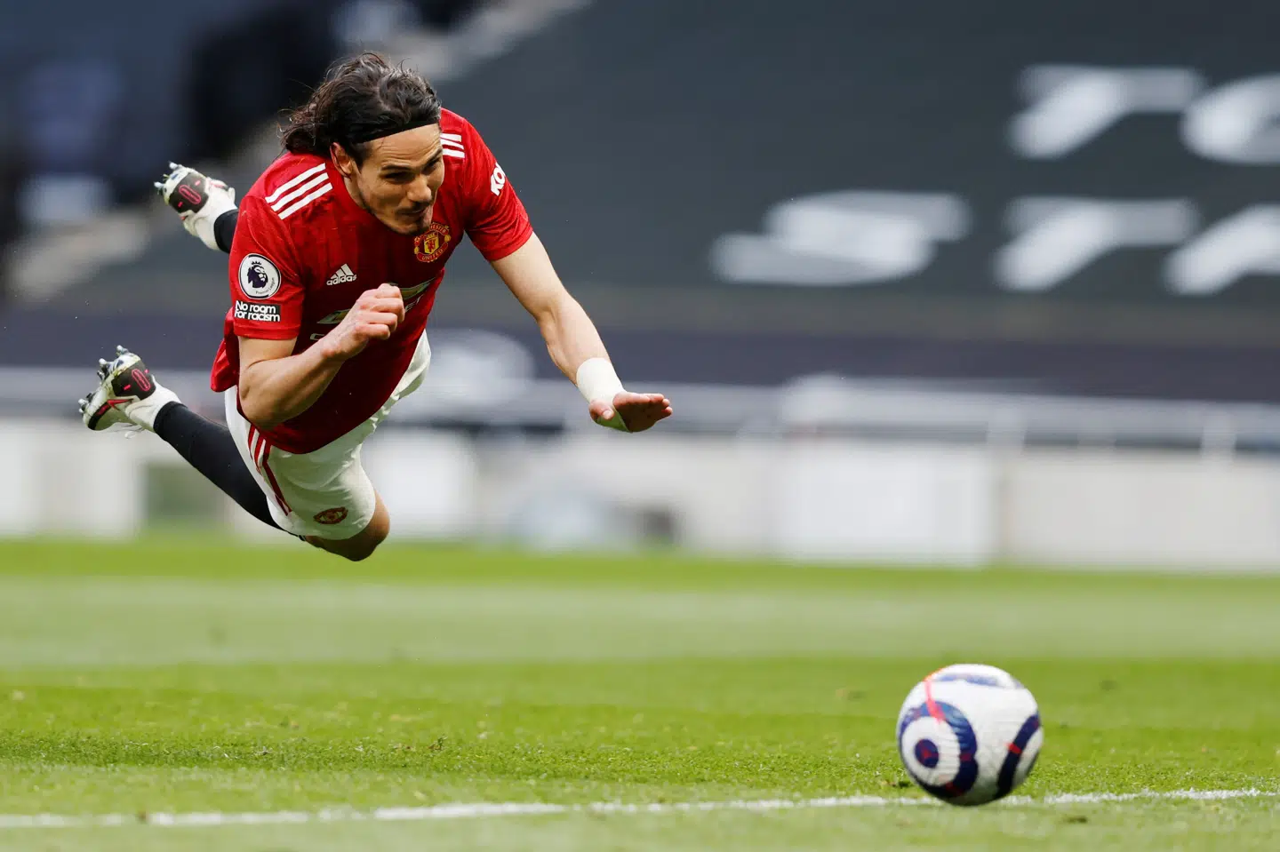Edinson Cavani scorede søndag mod Tottenham til 2-1, da han liggende vandret i luften headede et indlæg i kassen med cirka et kvarter tilbage. Adrian Dennis/Reuters