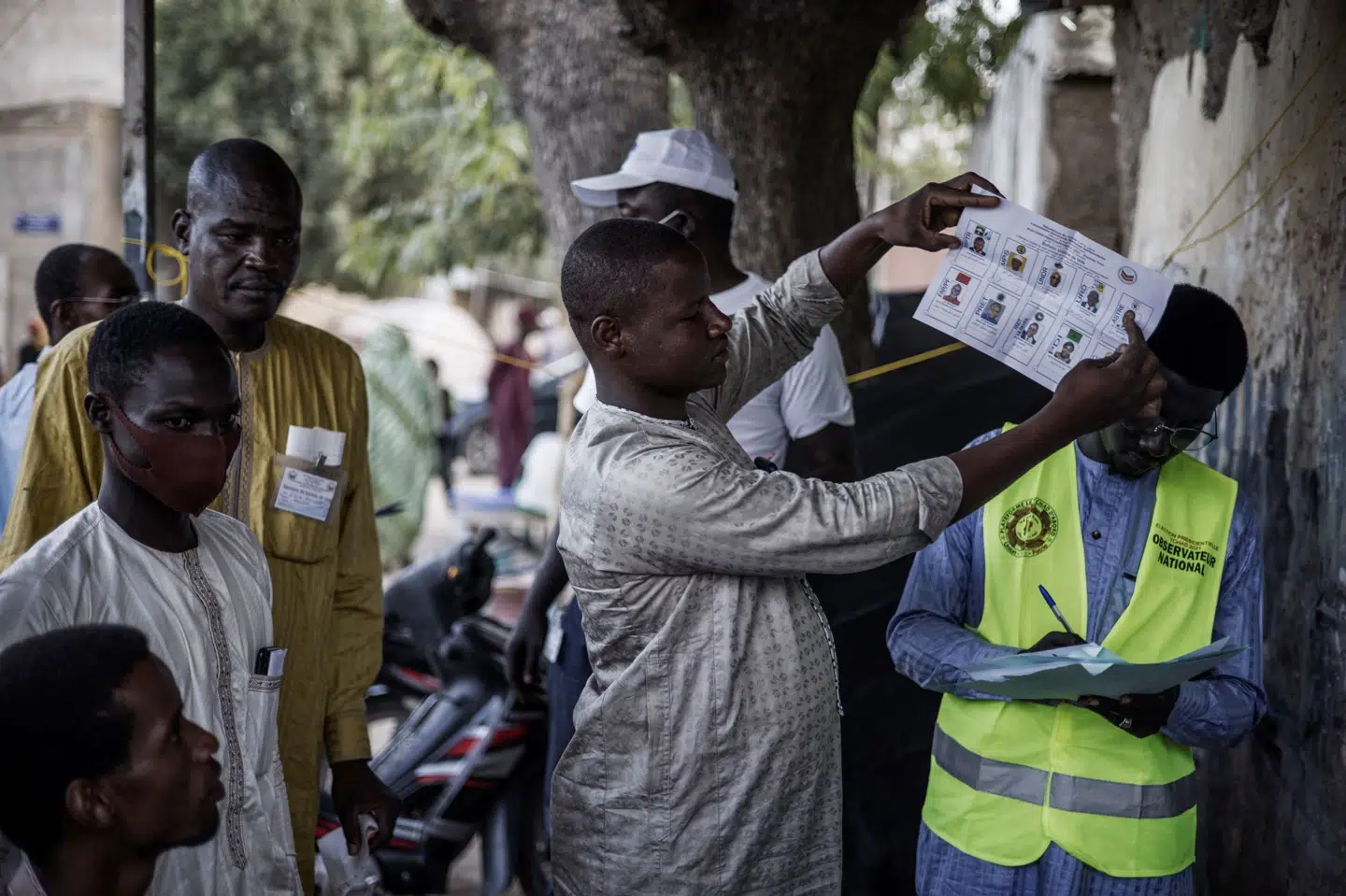 Stemmerne er ved at blive talt op i det centralafrikanske land Tchad, som ud over at være et af verdens fattigste lande også er præget af angreb fra militante islamistiske grupper. Det er ventet, at præsident Idriss Deby kan fortsætte. Han har været præsident siden 1990. Marco Longari/Ritzau Scanpix