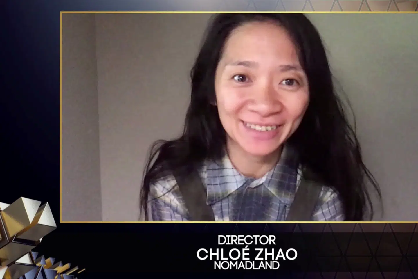 Chloe Zhao har modtaget prisen for Bedste Instruktør for filmen Nomadland ved Bafta-prisfesten i London søndag aften. Bafta/Reuters