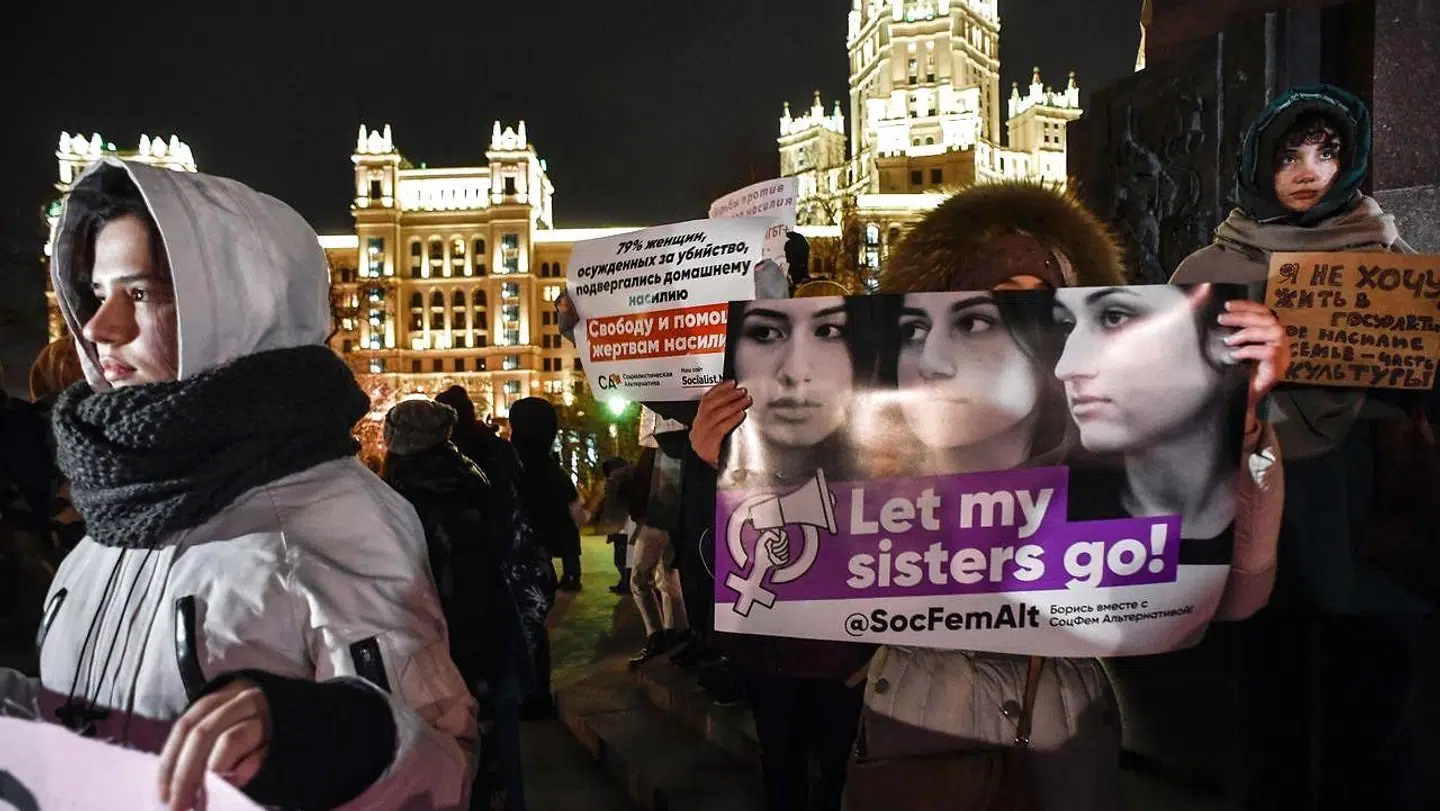 Sagen har medført store demonstrationer i Rusland. Aktivisterne er utilfredse med, at pigerne skal dømmes for at have handlet i selvforsvar. Photo by Alexander Nemenov