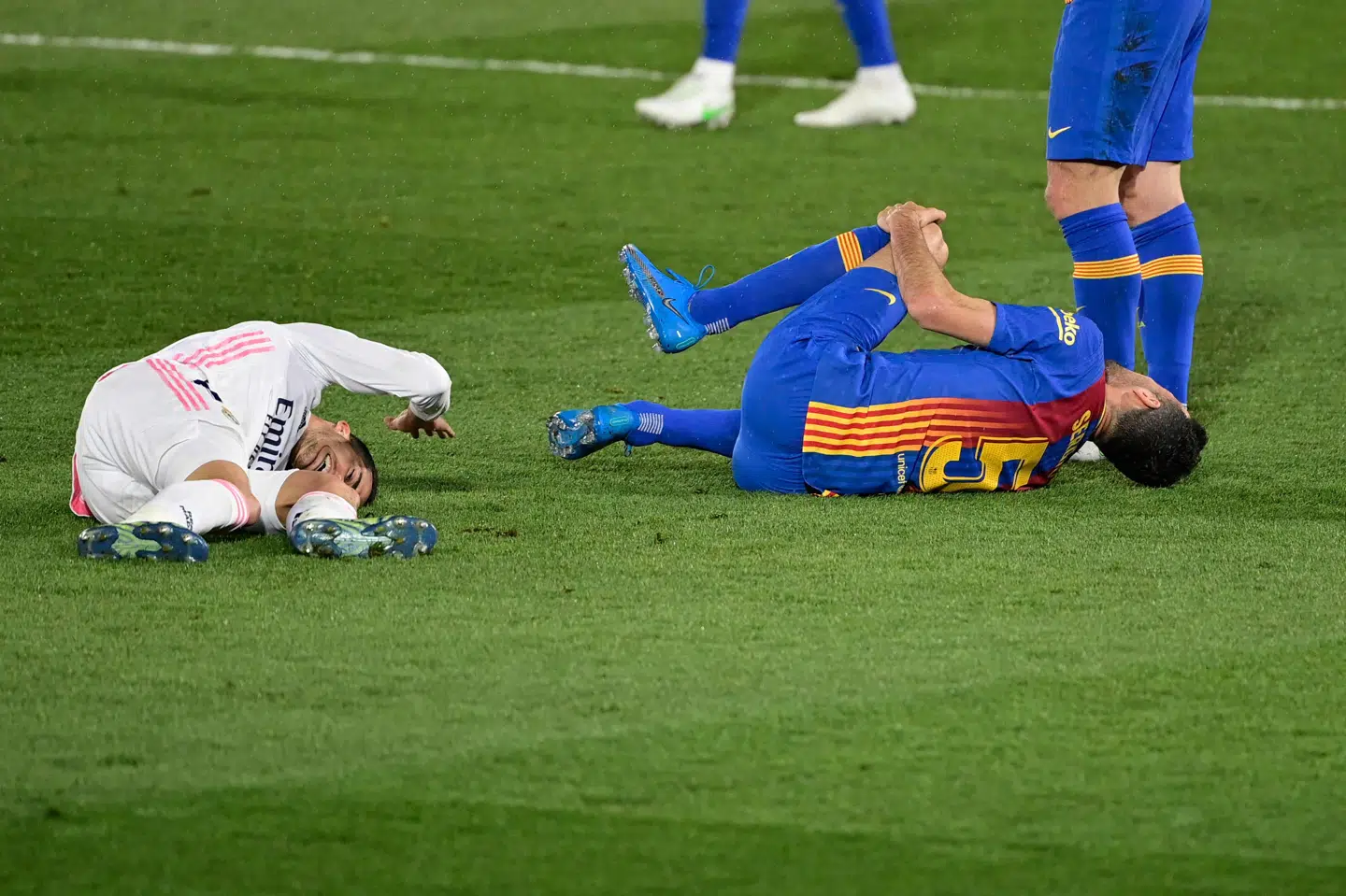 Real Madrid Lucas Vázquez (i hvidt) måtte lade sig udskifte, efter at han stødte sammen med Barcelonas Sergio Busquets i El Clasico søndag aften. Javier Soriano/Ritzau Scanpix