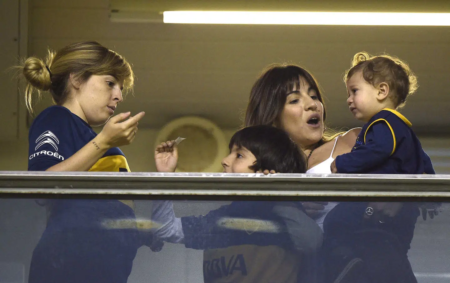 Maradonas døtre Dalma (tv.) og Gianinna (th.) til en Boca Juniors-kamp i 2015.