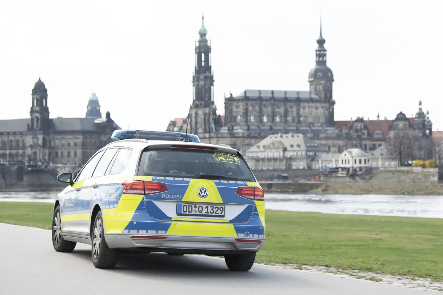 Politipatrulje i Dresden søndag, hvor der ikke var mange på gaden. Tyskland er fortsat i en meget, meget alvorlig situation med coronasmitte. siger landets sundhedsmyndigheder. Søndag er der registreret 17.855 nye smittetilfælde. Sebastian Kahnert/Ritzau Scanpix