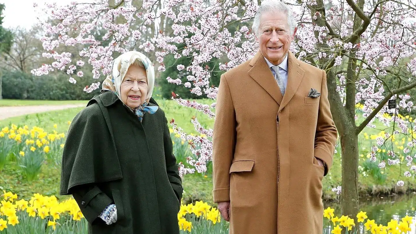 Dronning Elizabeth og prins Charles fotograferet 2. april i år.