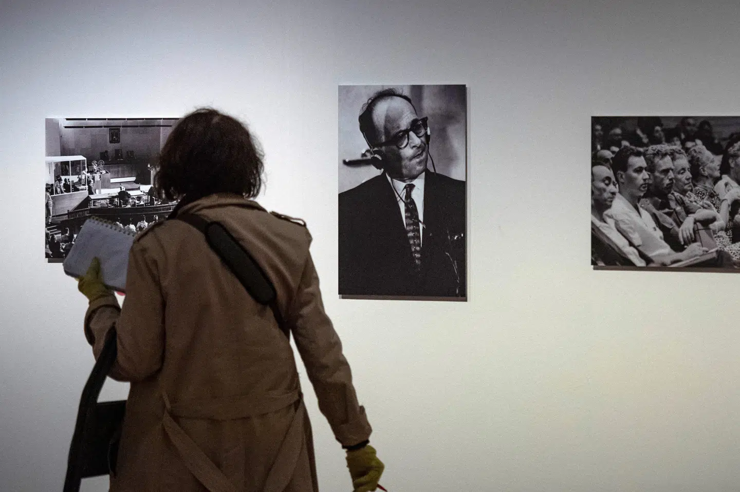 En besøgende på en udstilling i Berlin om den tysk-amerikanske filosof Hannah Arendt går forbi et portræt af den nazistiske krigsforbryder Adolf Eichmann under retssagen mod ham i Jerusalem i 1961. John Macdougall/Ritzau Scanpix