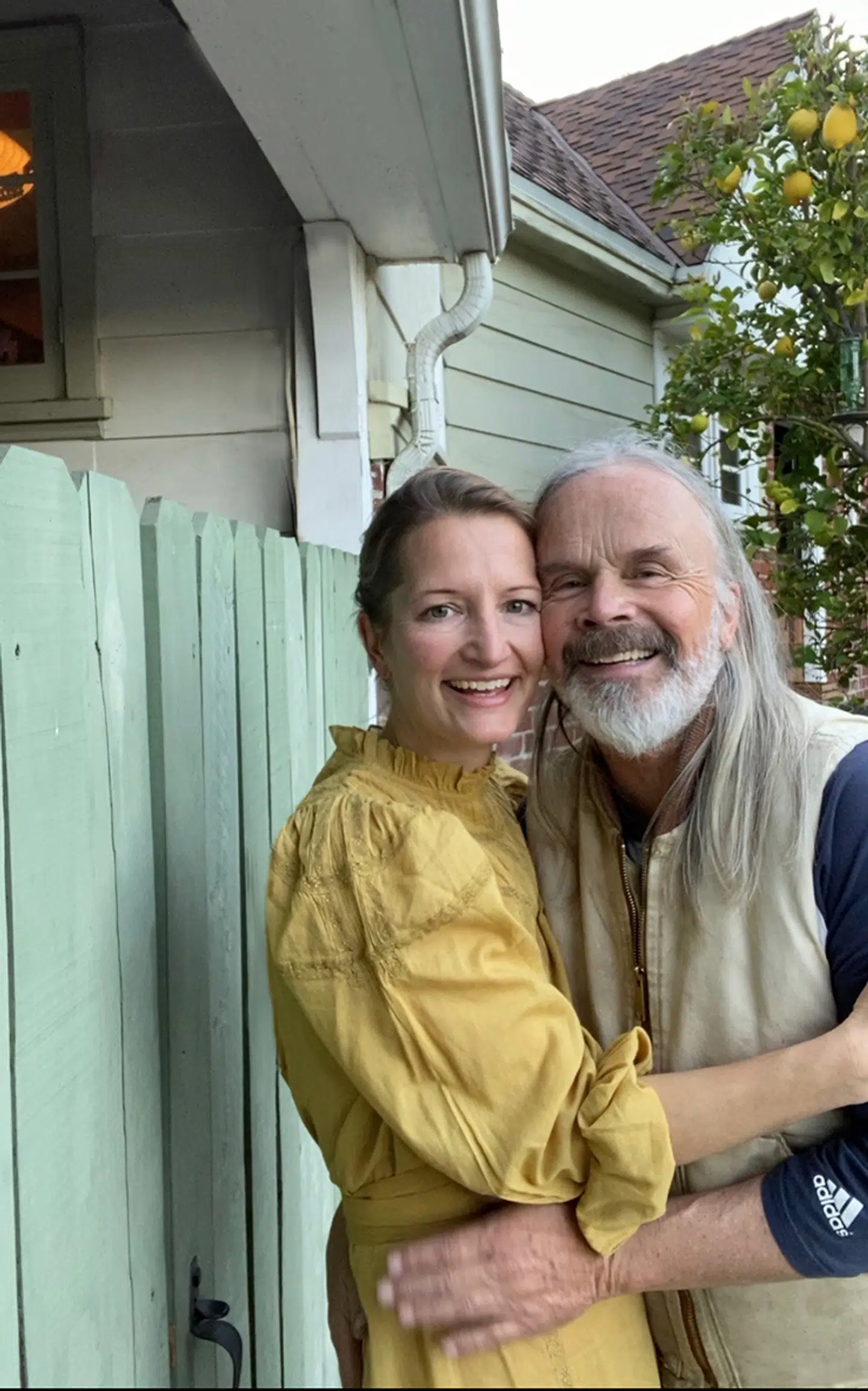 Jørgen Klubien hjælper gerne sin hustru med at bringe bestillinger ud til de mange kunder.