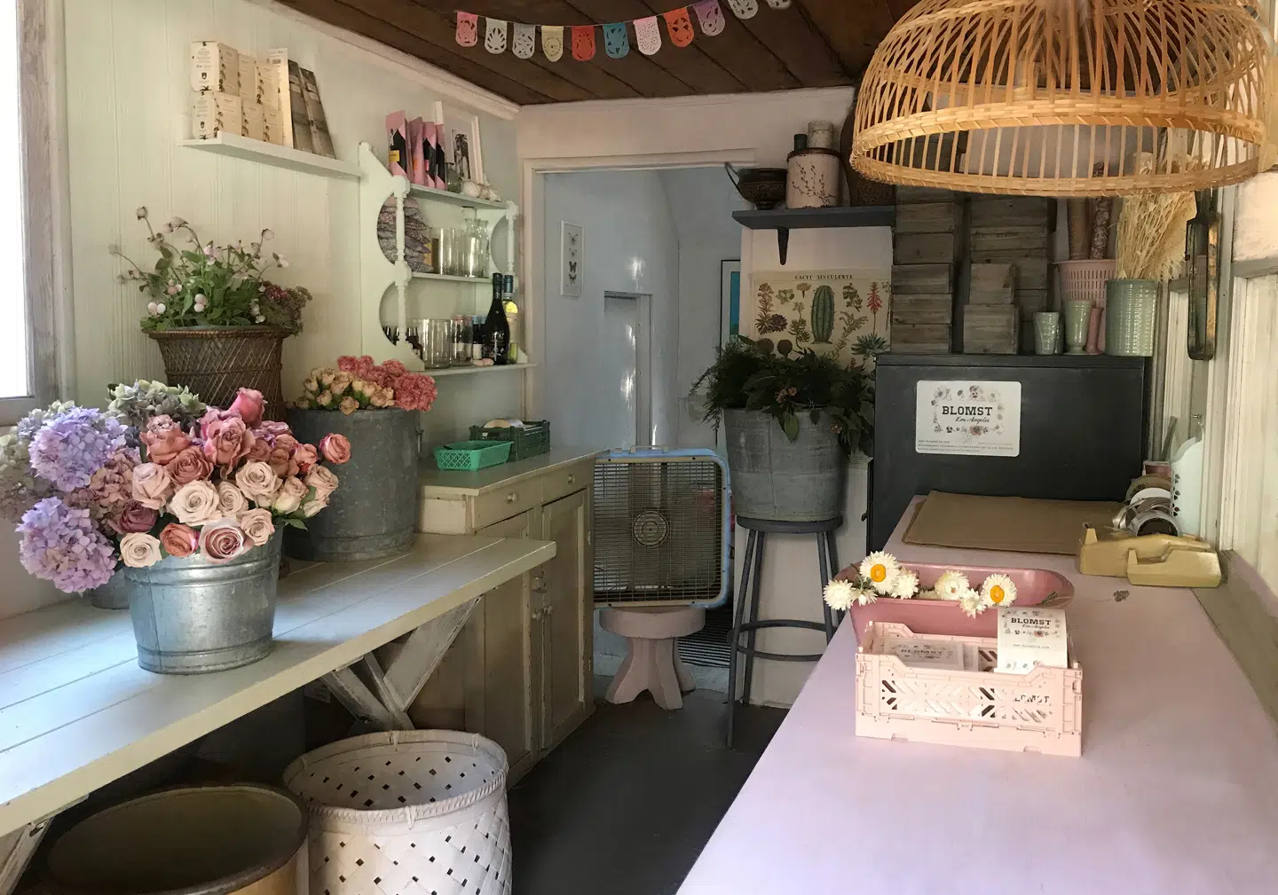 I en tilbygning til huset i Los Angeles har Trine indrettet et lille blomsterværksted.