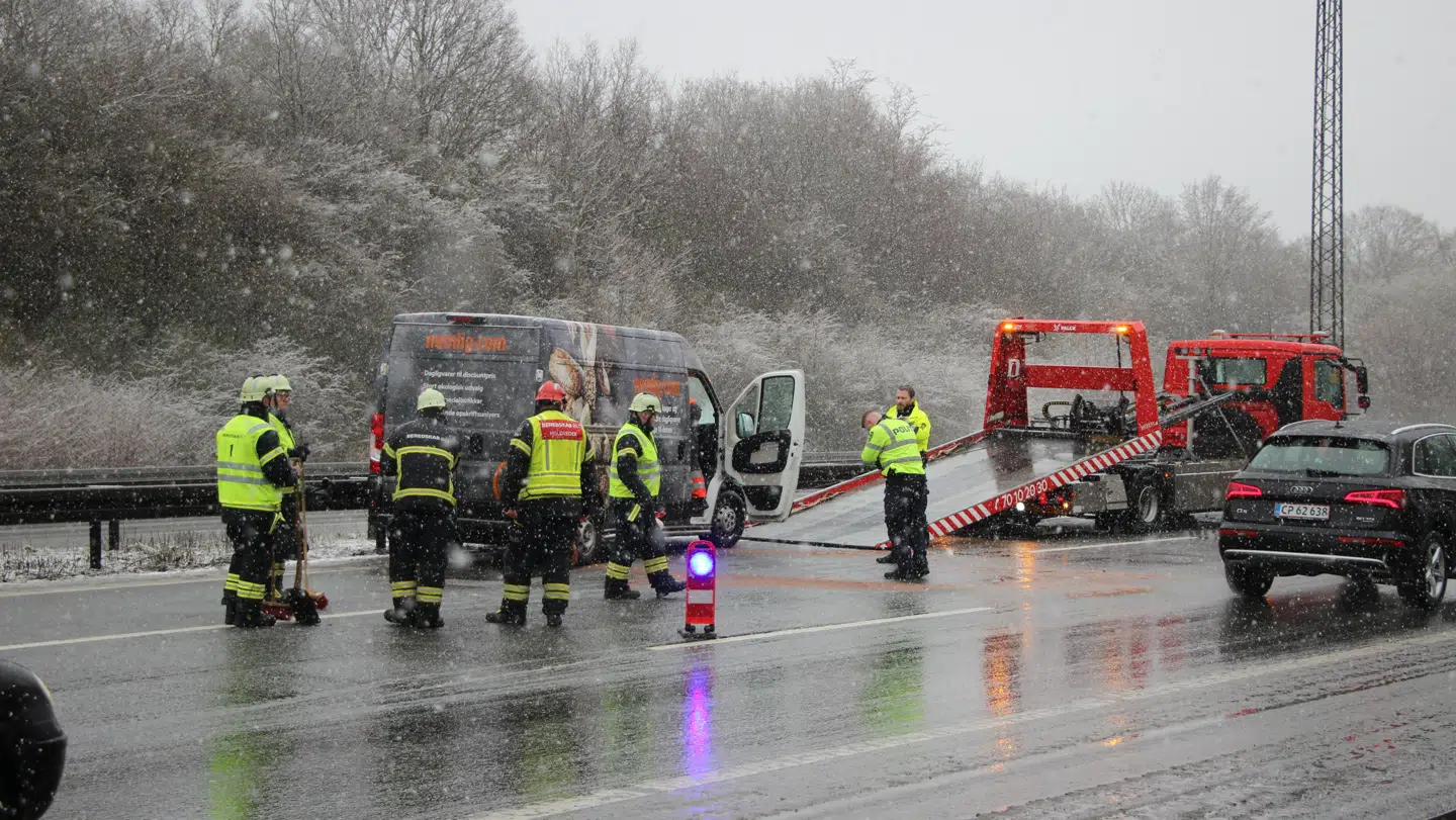 En Nemlig.com-bil er kørt ind i autoværnet på Helsingørmotorvejen. Foto: Byrd