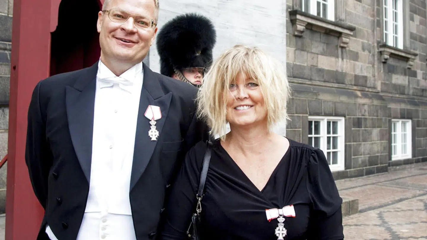 Bettina Jensen stiller op til foto efter at have modtaget Dannebrogsordenen den 16. juni 2014. Ved hendes side er en udviklingschef fra Rigspolitiet, som intet har med bestikkelsessagen at gøre. Nu risikerer Bettina Jensen at miste sin orden.