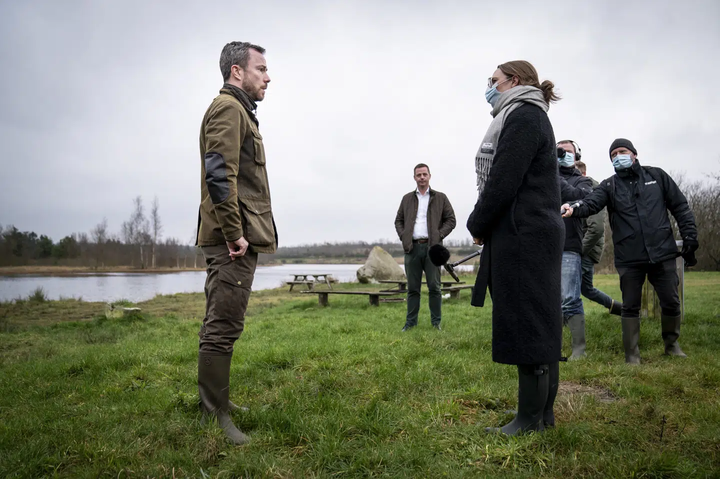 Det vakte harme blandt mange borgere, da regeringen valgte at grave døde mink ned ved militærområder i Nørre Felding ved Holstebro og Kølvrå ved Karup. Blandt andet udtrykte beboere frygt for forurening af den nærliggende Boutrup Sø, som miljøminister Lea Wermelin (S) og Venstres formand, Jakob Ellemann-Jensen, besøgte i december. (Arkivfoto). Mads Claus Rasmussen/Ritzau Scanpix