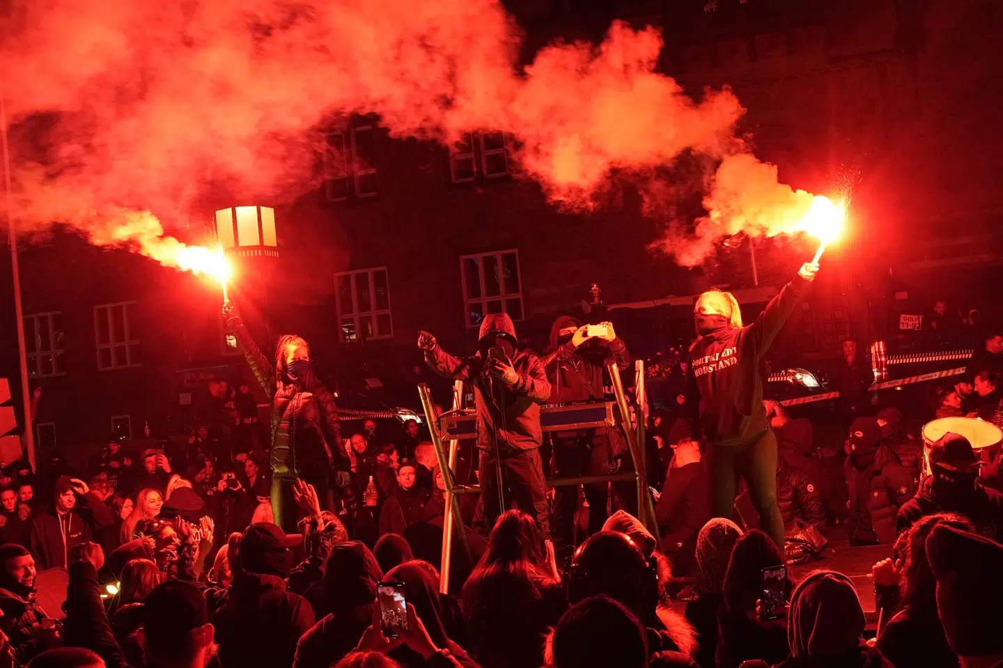 Protestbevægelsen Men In Black demonstrerede imod coronapas og udbredelsen af coronatest lørdag aften på Rådhuspladsen, hvor der blandt andet blev holdt taler. Martin Sylvest/Ritzau Scanpix