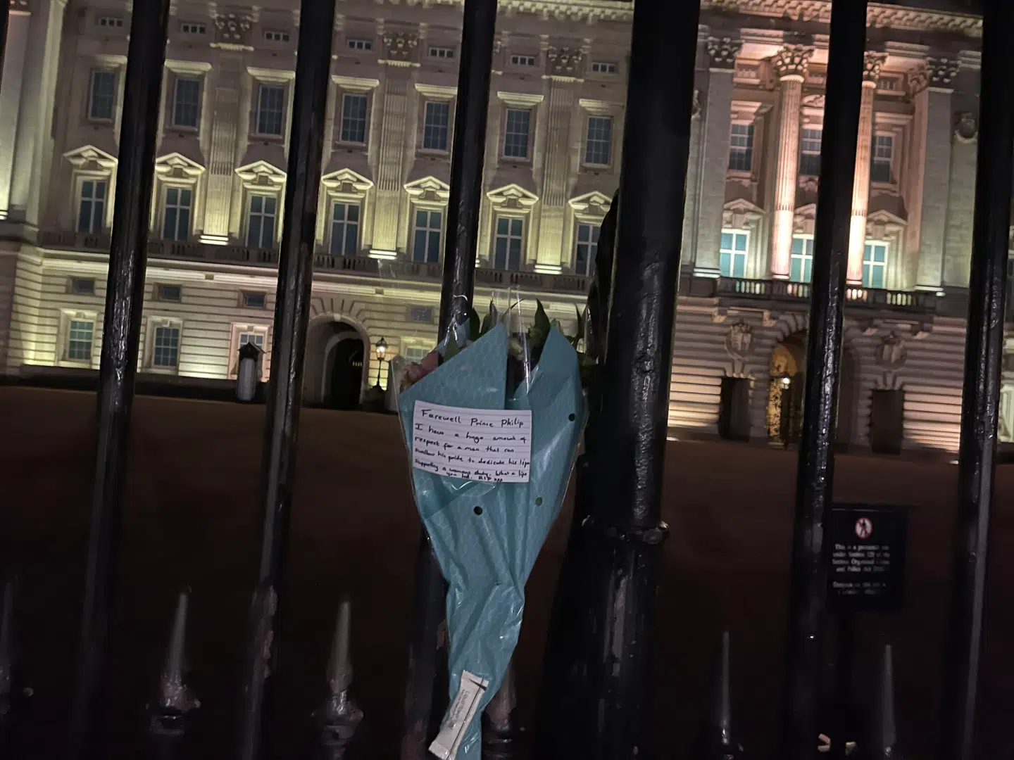 En af mange personlige hilsner til prins Philip foran Buckingham Palaca