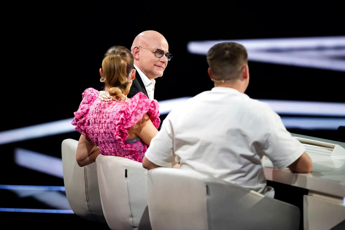 Dommerne Thomas Blachman, Oh-Land og Martin Jensen. Semifinale i X Factor, fredag den 2. april 2021. Pooldækning leveret af Ritzau Scanpix. Dækningen kan anvendes vederlagsfrit til redaktionel omtale af programmet.(foto: Martin Sylvest/Ritzau Scanpix 2021).
