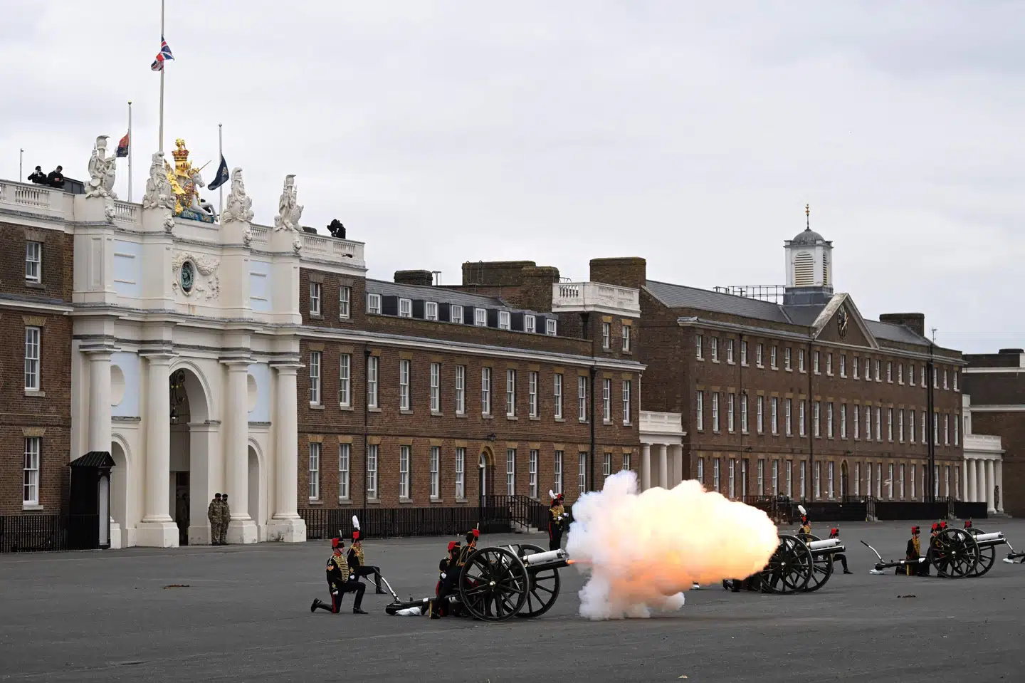 Den afdøde prins Philip blev lørdag hyldet med blandt andet kanonsalutter forskellige steder i Storbritannien - her ved Parade Ground, Woolwich Barracks i det centrale London.