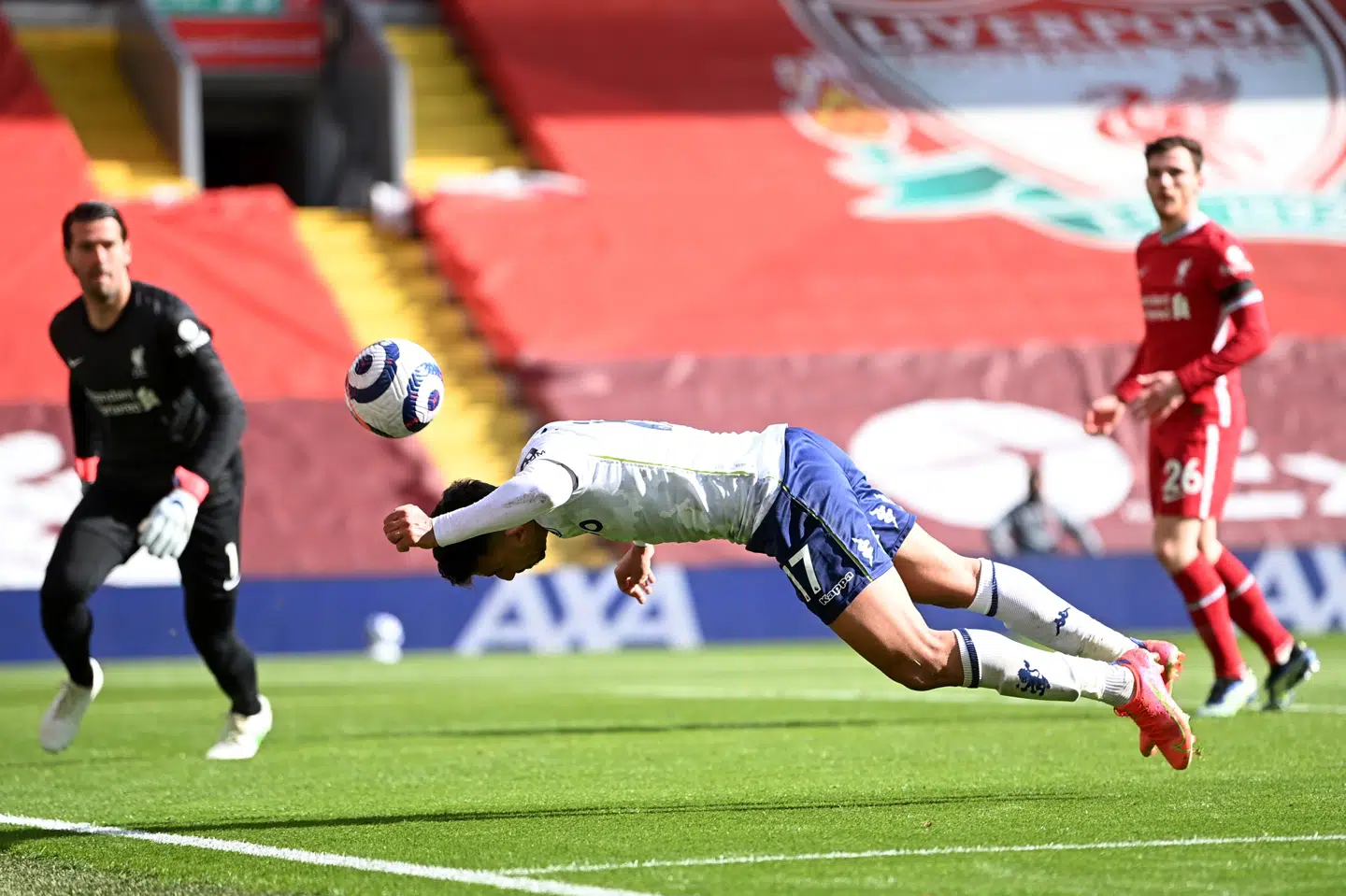 Aston Villas Trezeguet kom svævende til et hovedstød, men udeholdet fik ikke scoret mod Liverpool i den situation. Liverpool vandt kampen med 2-1. Laurence Griffiths/Reuters