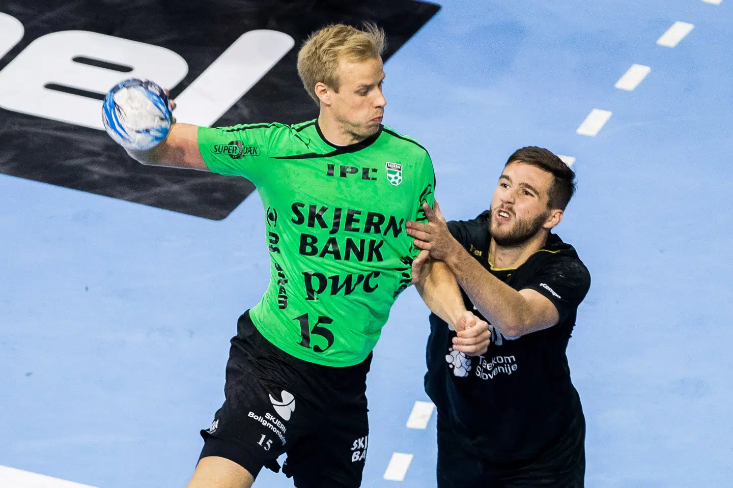 Senjamin Buric (i sort trøje) har tidligere mødt Skjern. Her i EHF Cuppen i 2015, hvor han spillede for Gorenje Velenje. (Arkivfoto) Lukas Schulze/Ritzau Scanpix