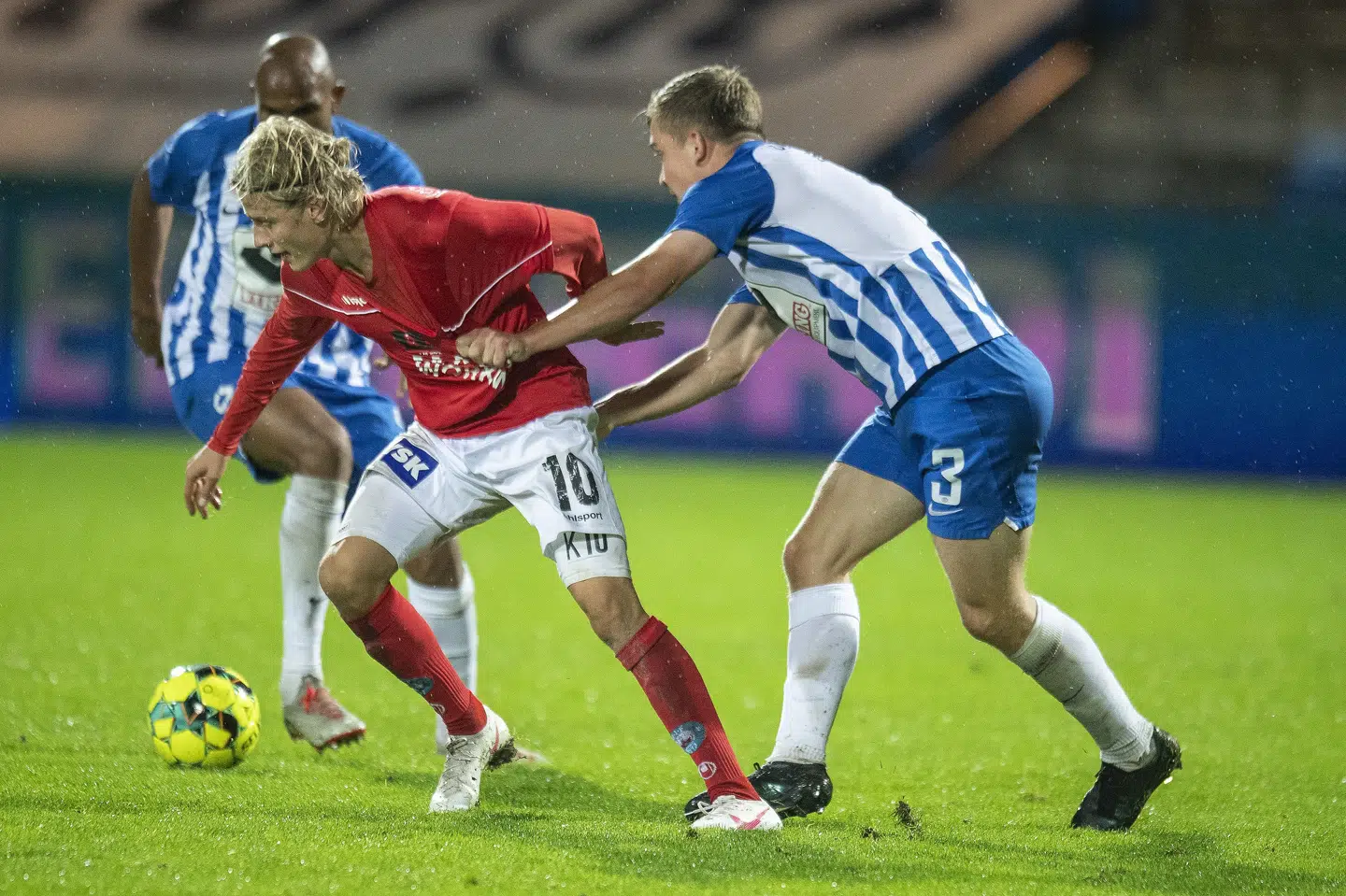 Silkeborgs Magnus Mattsson scorede et vigtigt mål i lørdagens 1-1-kamp ude mod Esbjerg og Simon Bækgaard. (Arkivfoto) John Randeris/Ritzau Scanpix