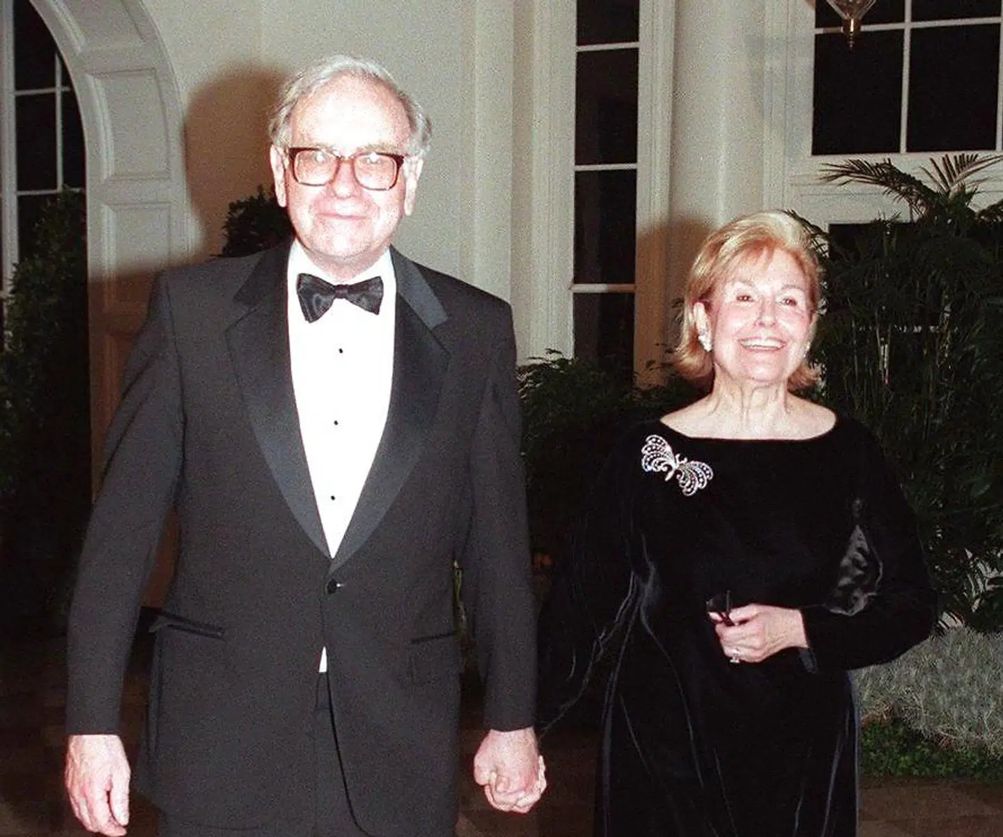 I 1952 blev Warren Buffett gift med den meget politisk bevidste Susan Thompson (billedet). Man mener, at det er hende, der har været medvirkende til Warren Buffetts mange liberale tanker. Parret forblev gift, indtil Susan døede i 2004, hvorefter Warren Buffett giftede sig igen.