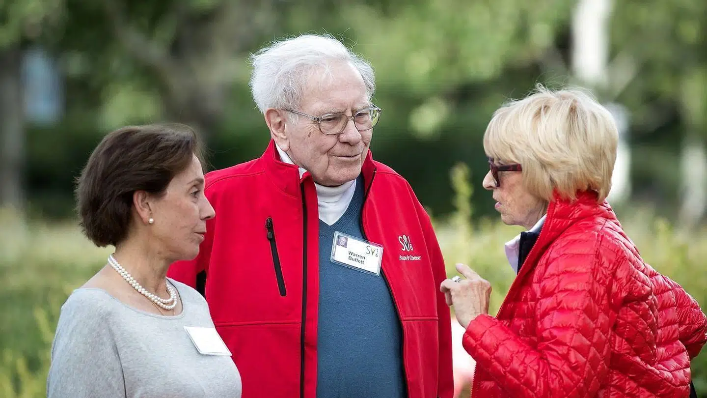 Warren Buffett med sin datter Susan Alice Buffett (th).