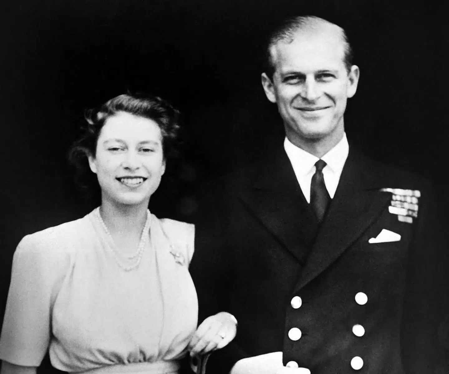Prinsesse Elizabeth og prins Philip ses her på deres forlovelsesdag i juli 1947.