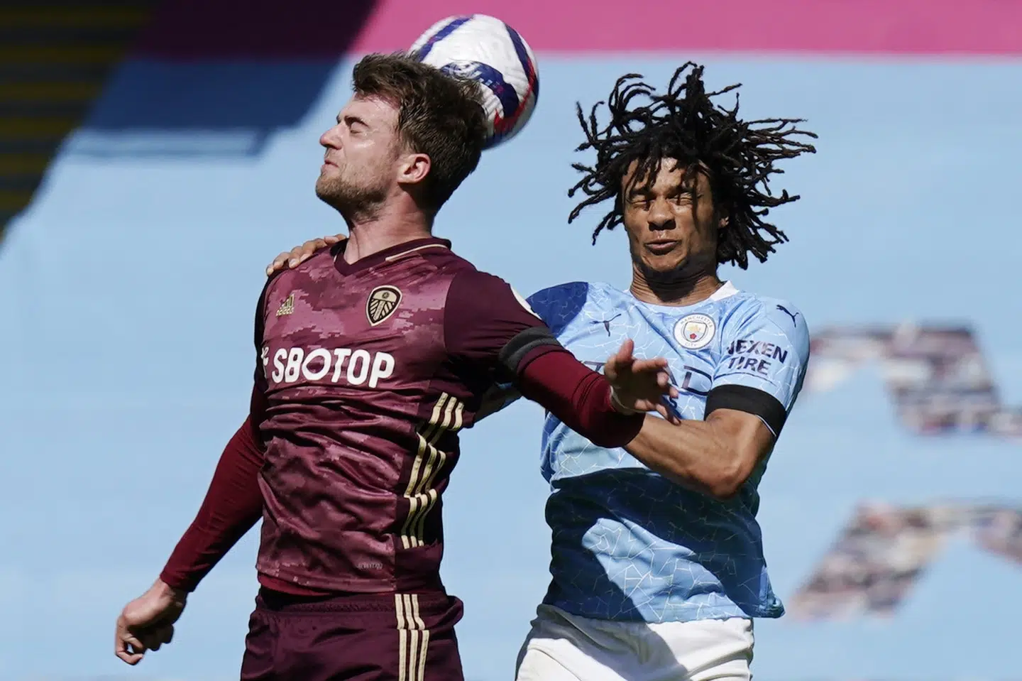 Leeds-angriberen Patrick Bamford (til venstre) i duel mod Manchester Citys stopper Nathan Aké i lørdagens Premier League-kamp. Leeds endte overraskende med at vinde kampen. Tim Keeton/Reuters