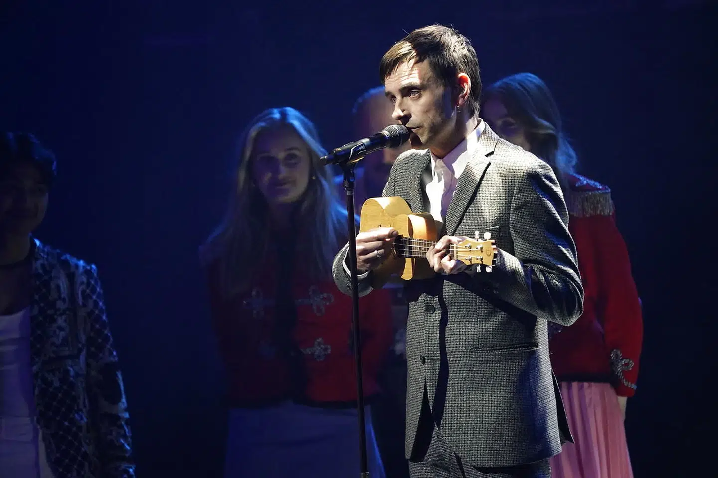 Simon Kvamm med ukulele.