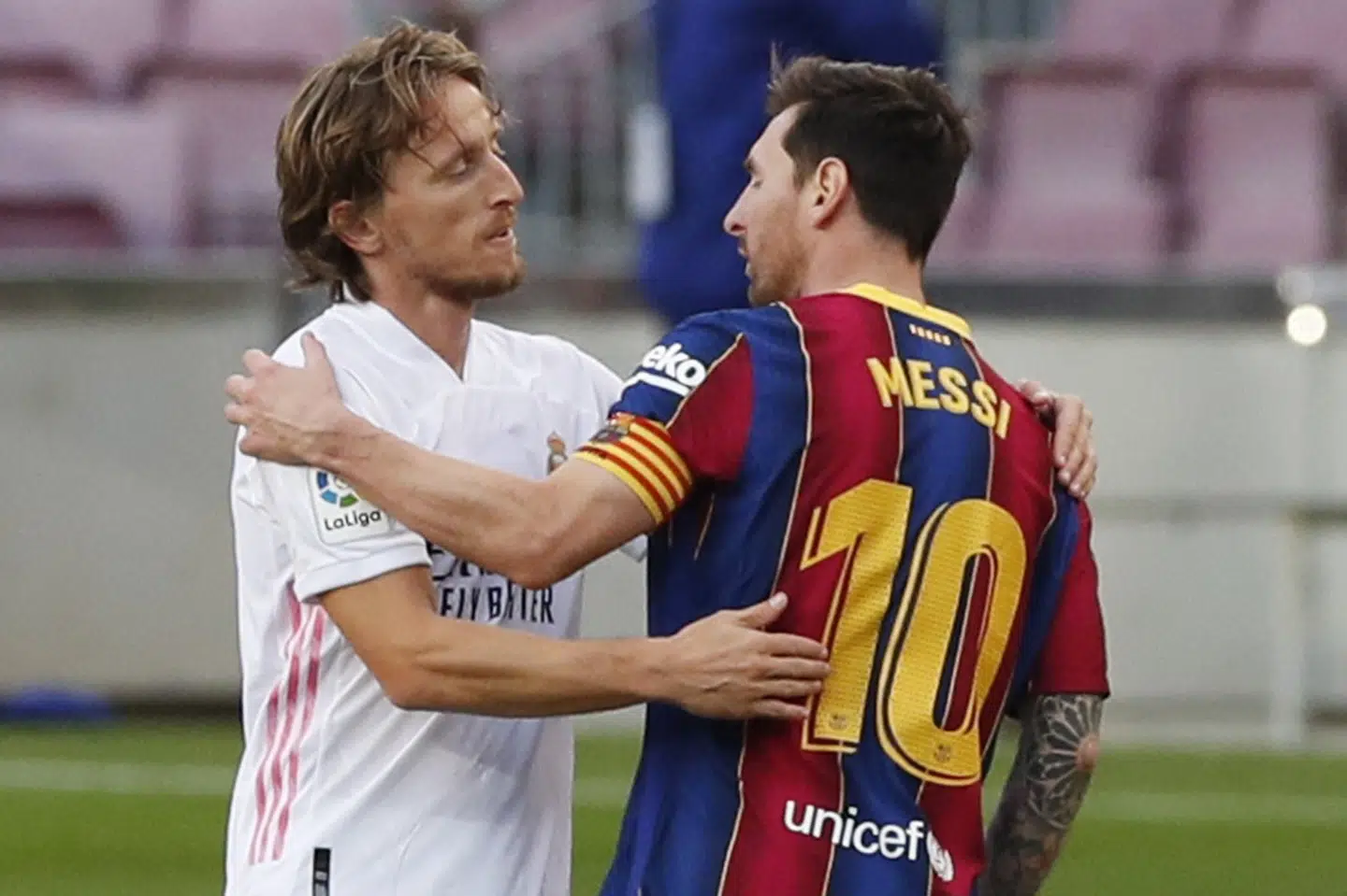 Luka Modric (tv.) på 35 år og Lionel Messi (th.) på 33 år bliver formentlig igen nøglespillere i historiens 246. El Clásico-møde i en betydende kamp. (Arkivfoto) Albert Gea/Reuters