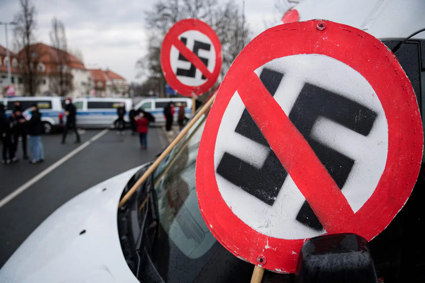 Demonstration i Dresden lørdag tæt ved det kongrescenter, hvor det nationalkonservative parti Alternative für Deutschland (AfD) i denne weekend lancerer et valgmanifest med en ny strategi forud for sommerens lange valgkamp. Jens Schlueter/Ritzau Scanpix