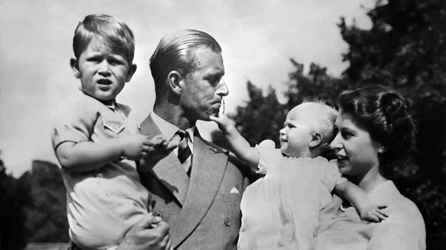Prins Philip og dronning Elizabeth ses her sammen med prinsesse Anne og prins Charles.