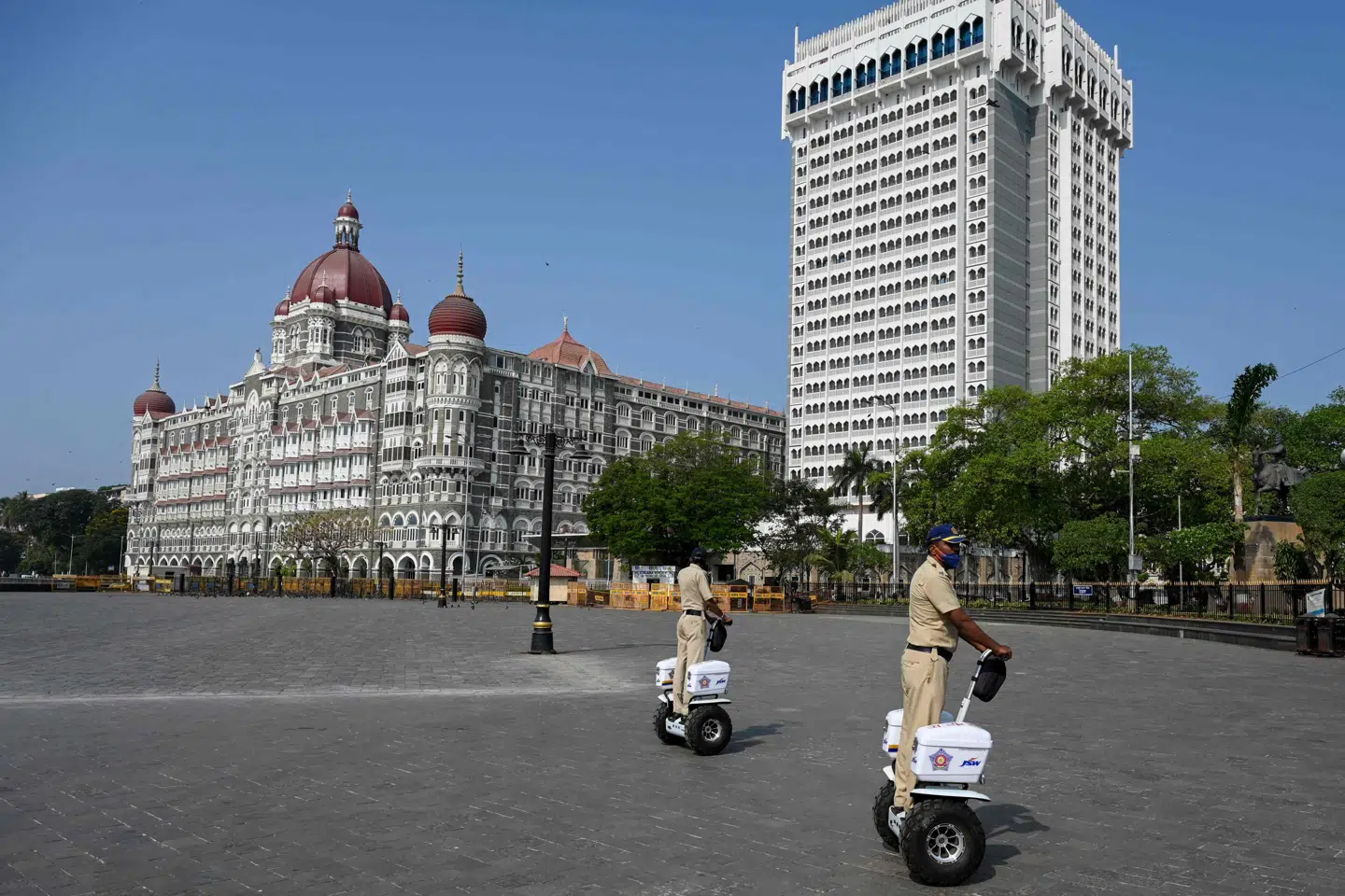 Politimænd ser til at udgangsforbud respekteres ved Taj Mahal Hotel i Mumbai i delstaten Maharashtra, som er hårdest ramt af pandemien. Punit Paranjpe/Ritzau Scanpix