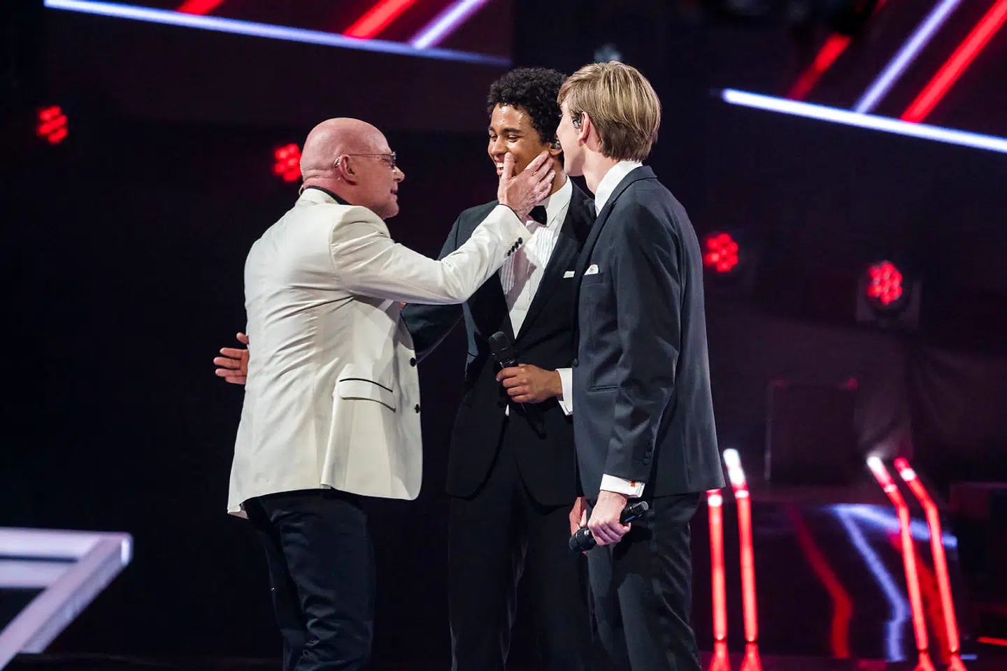 Blachman måtte op på scenen og kysse Simon og Marcus efter deres optræden i finalen.