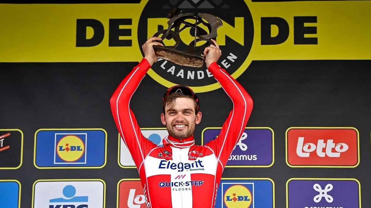 Kasper Asgreen øverst på podiet efter sejren i Flandern Rundt.