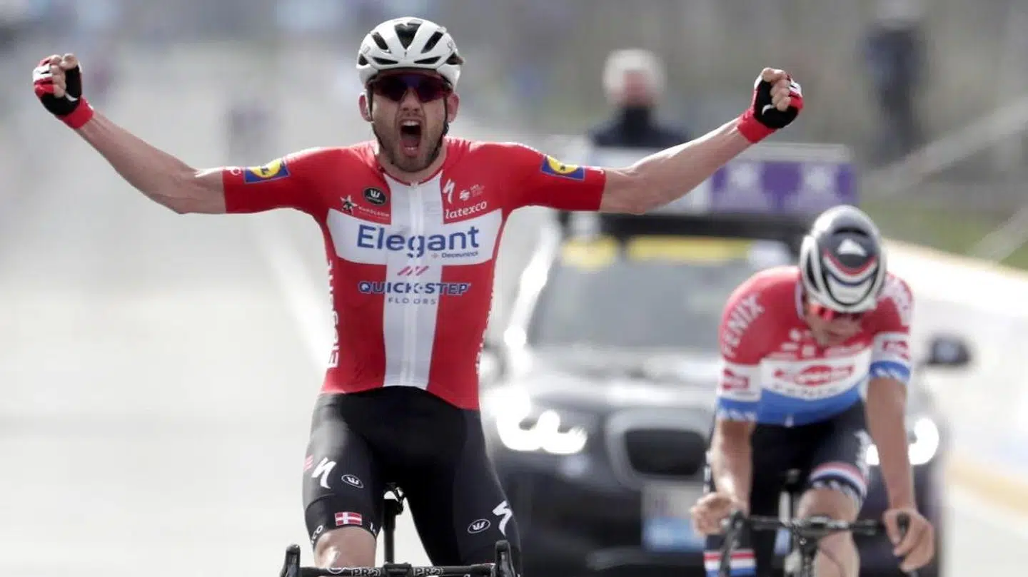 Kasper Asgreen slog overraskende Mathieu van der Poel i spurten i Flandern Rundt.