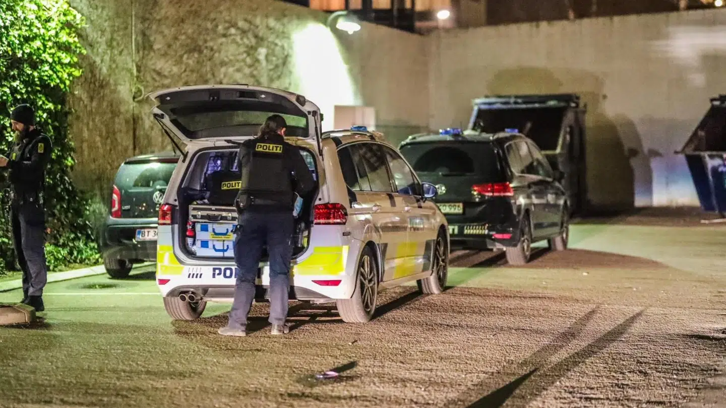 Politiet rykkede talstærkt ud, da de fik anmeldelse klokken 23.01. Foto: Presse-fotos.dk