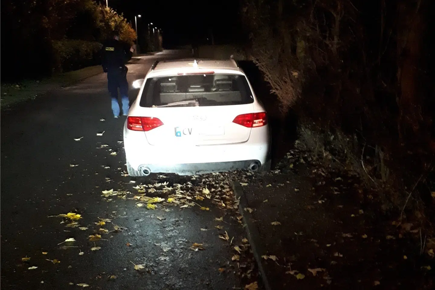 Den hvide Audi A4 Avant stationcar årgang 2009 blev allerede i dagene før dobbeltdrabet kørt til Kalundborg efter at være stjålet i Glostrup. Bilen fulgtes med den VW Transporter, som gerningsmændene brændte af efter at have benyttet den som flugtbil.