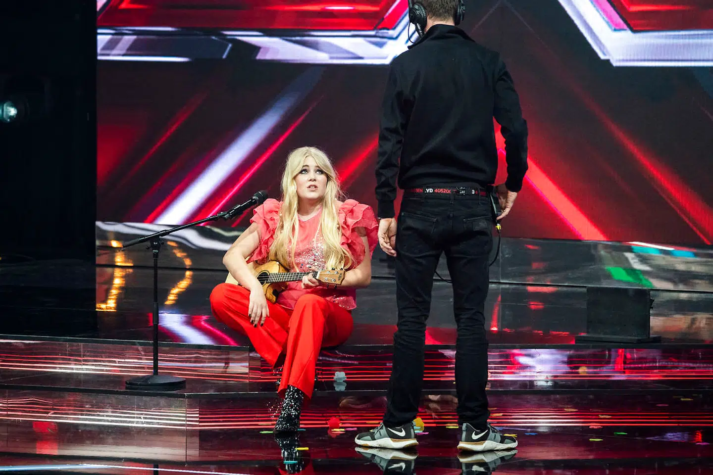 Nikoline Steen Kristensens andet forsøg med "Fly Away" af Tones and I. X Factor- finale, på TV 2 fredag den 9. april 2021. Pooldækning leveret af Ritzau Scanpix. Dækningen kan anvendes vederlagsfrit til redaktionel omtale af programmet. (foto: Martin Sylvest/Ritzau Scanpix 2021).