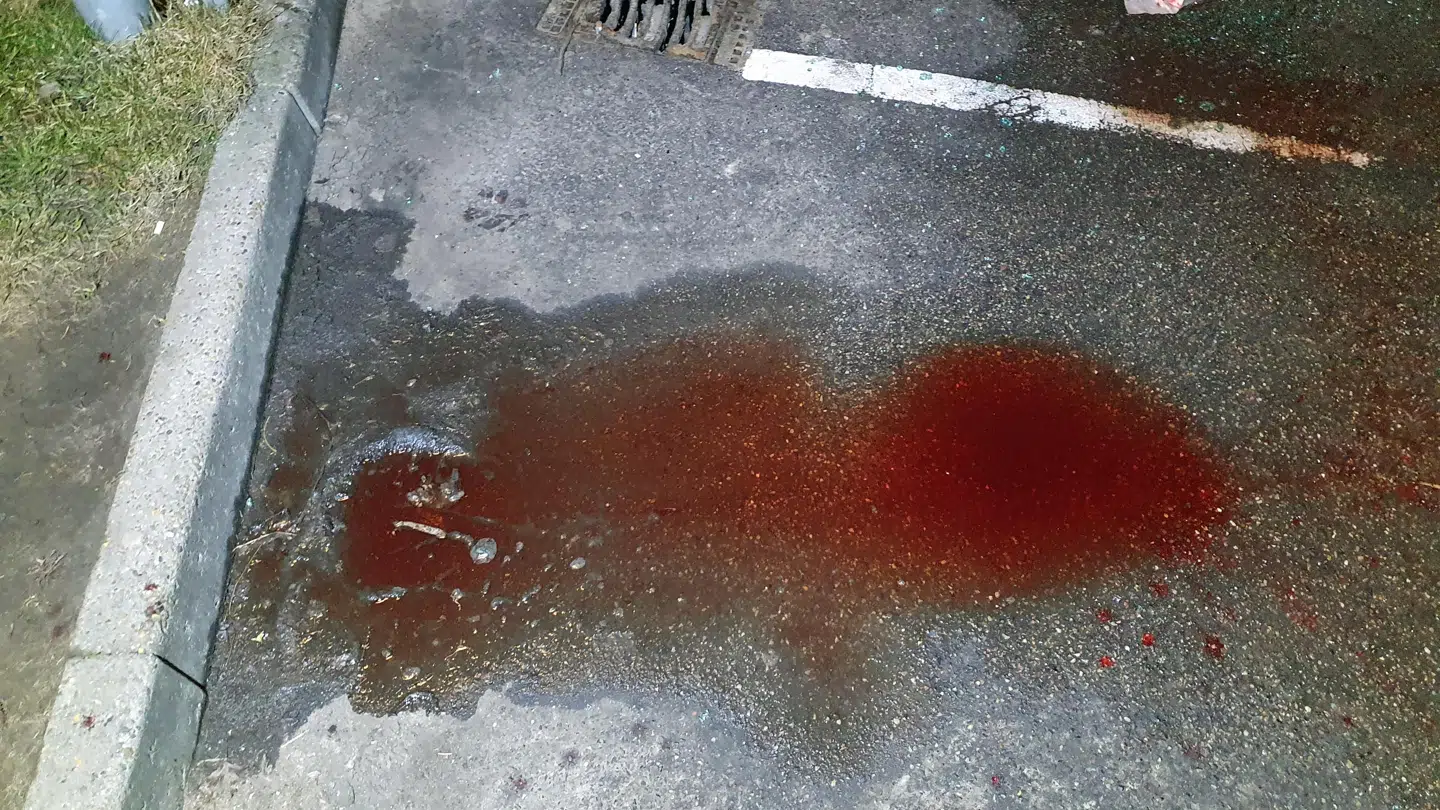 Blod på parkeringspladsen ved Netto i Blistrup, efter en 20-årig mand blev udsat for et voldeligt overfald med køller og sten.