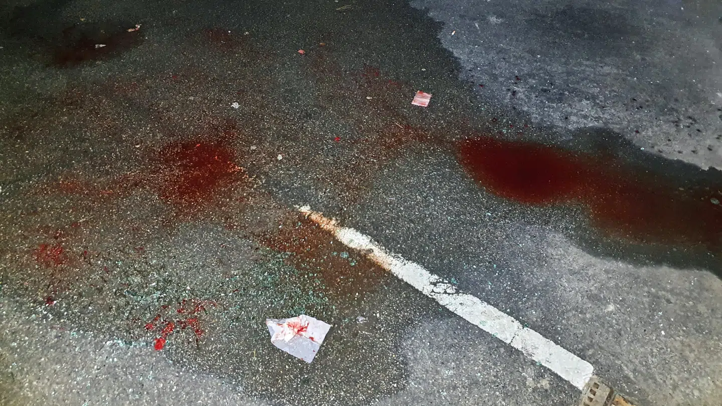 Blod på parkeringspladsen ved Netto i Blistrup, efter en 20-årig mand blev udsat for et voldeligt overfald med køller og sten.