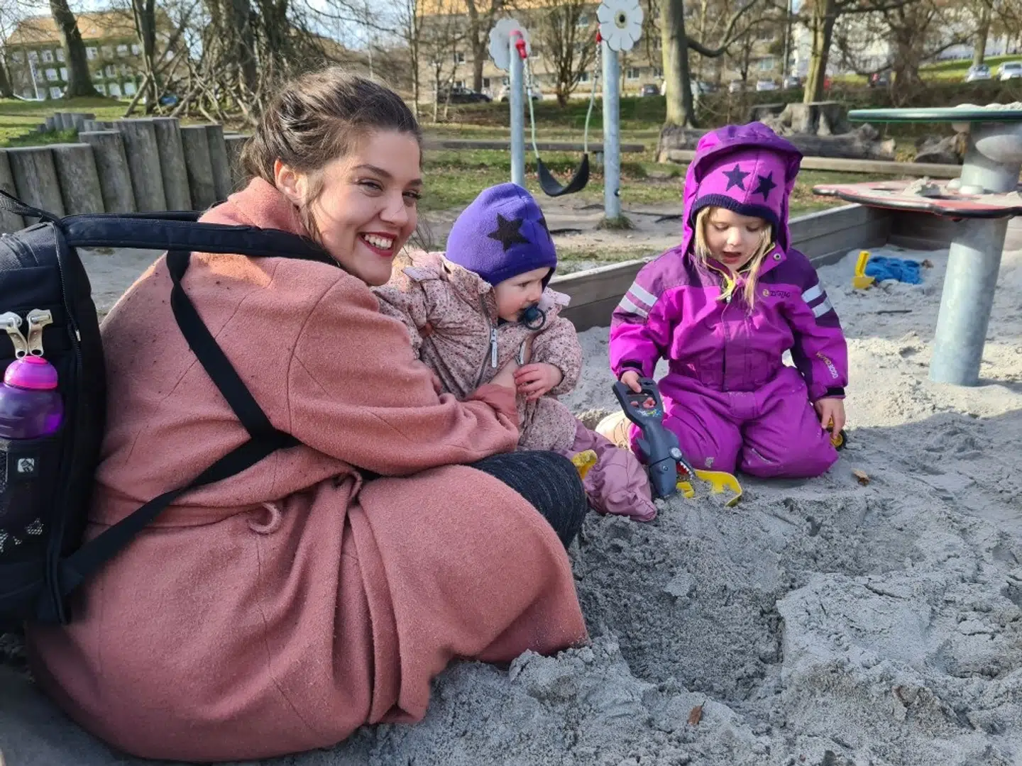 Vivian Anita Alexandru med sine børn, Marisa på et år og Mira på tre år.
