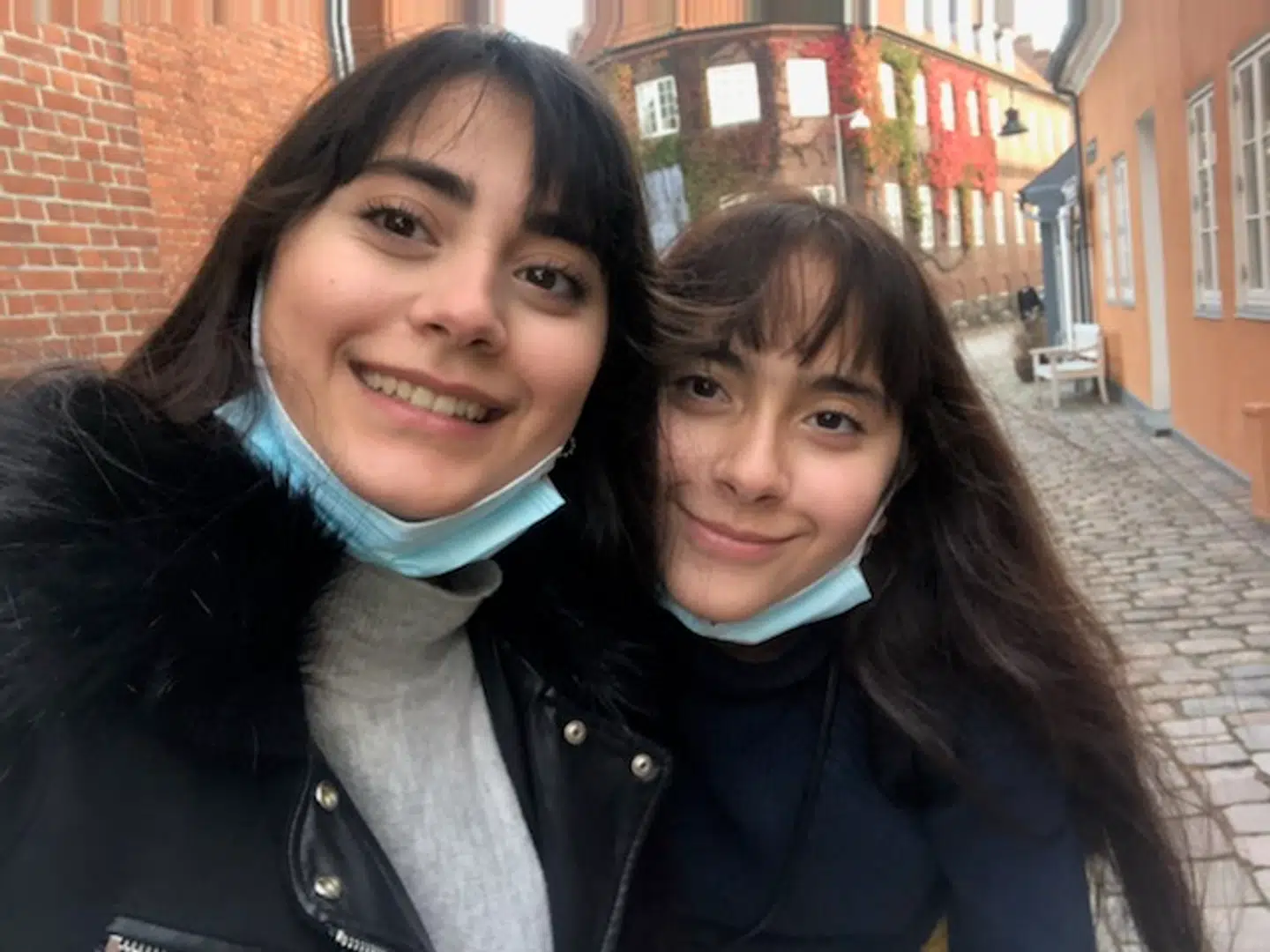 Aveen Issa sammen med sin 13-årige lillesøster. De skal begge sammen med deres mor rejse tilbage til Syrien, da det er sikkert nok, mener de danske myndigheder.