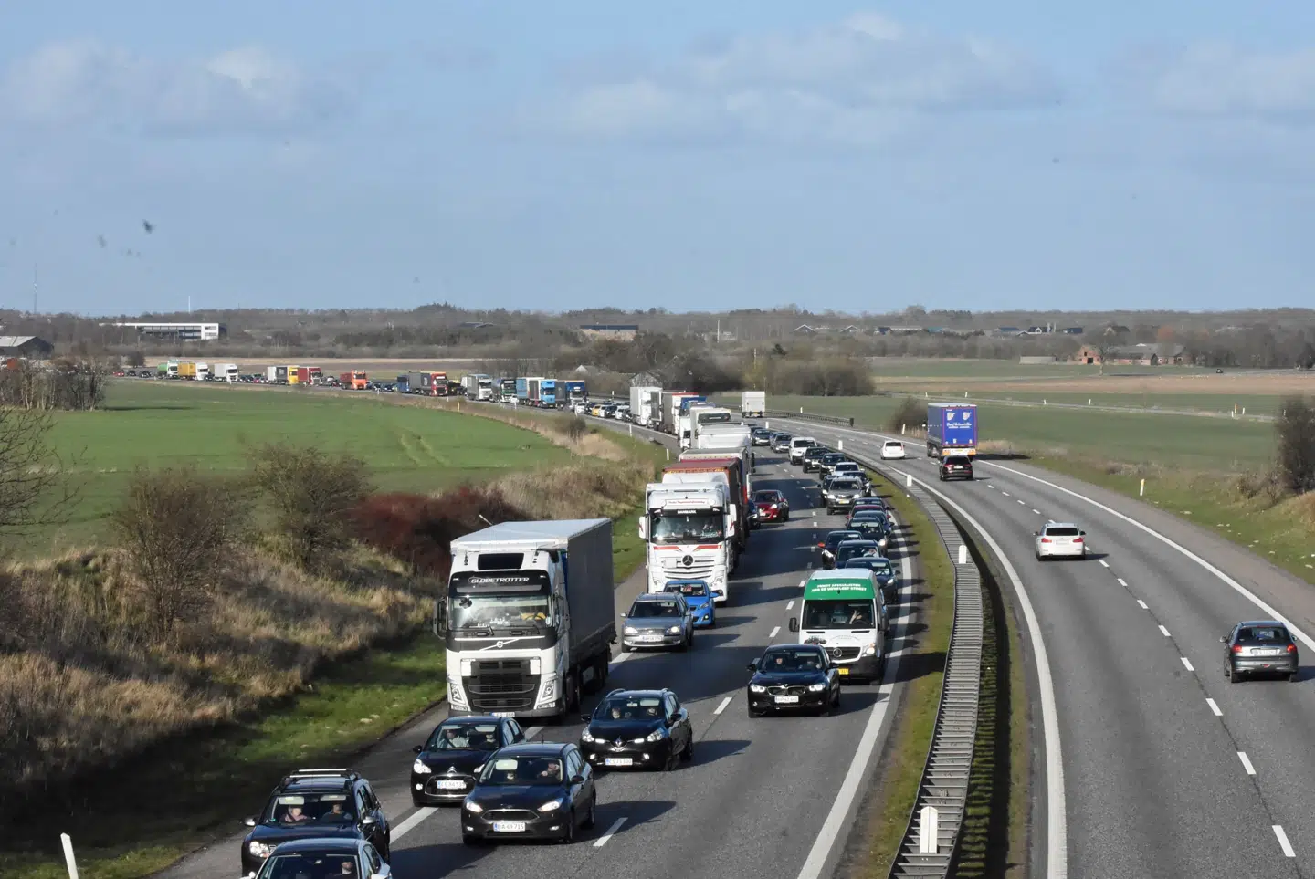 Der har været flere harmonikasammenstød i løbet af fredagen på E45 mellem Horsens og Vejle.
