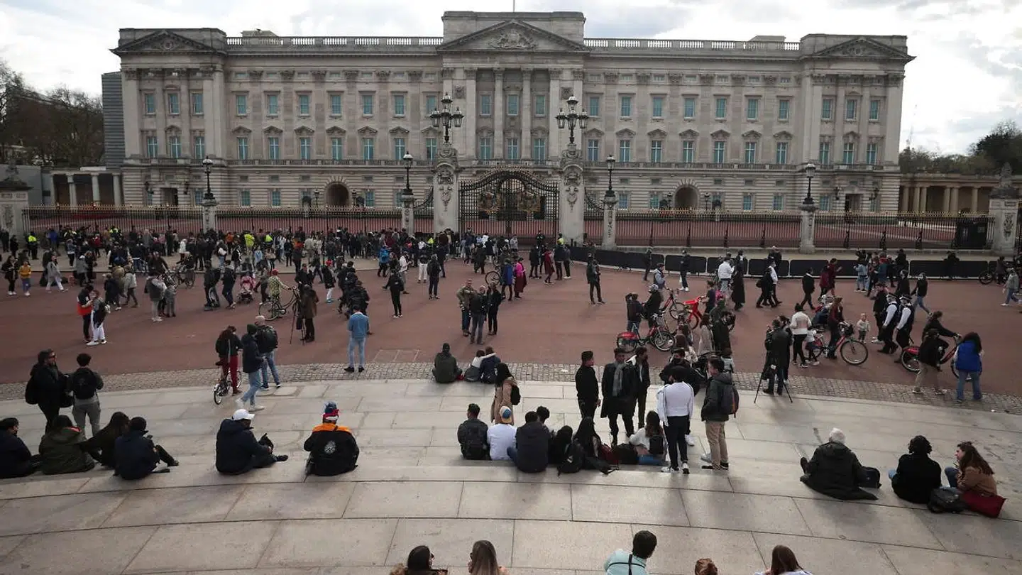 Sørgende foran Buckingham Palace i London.