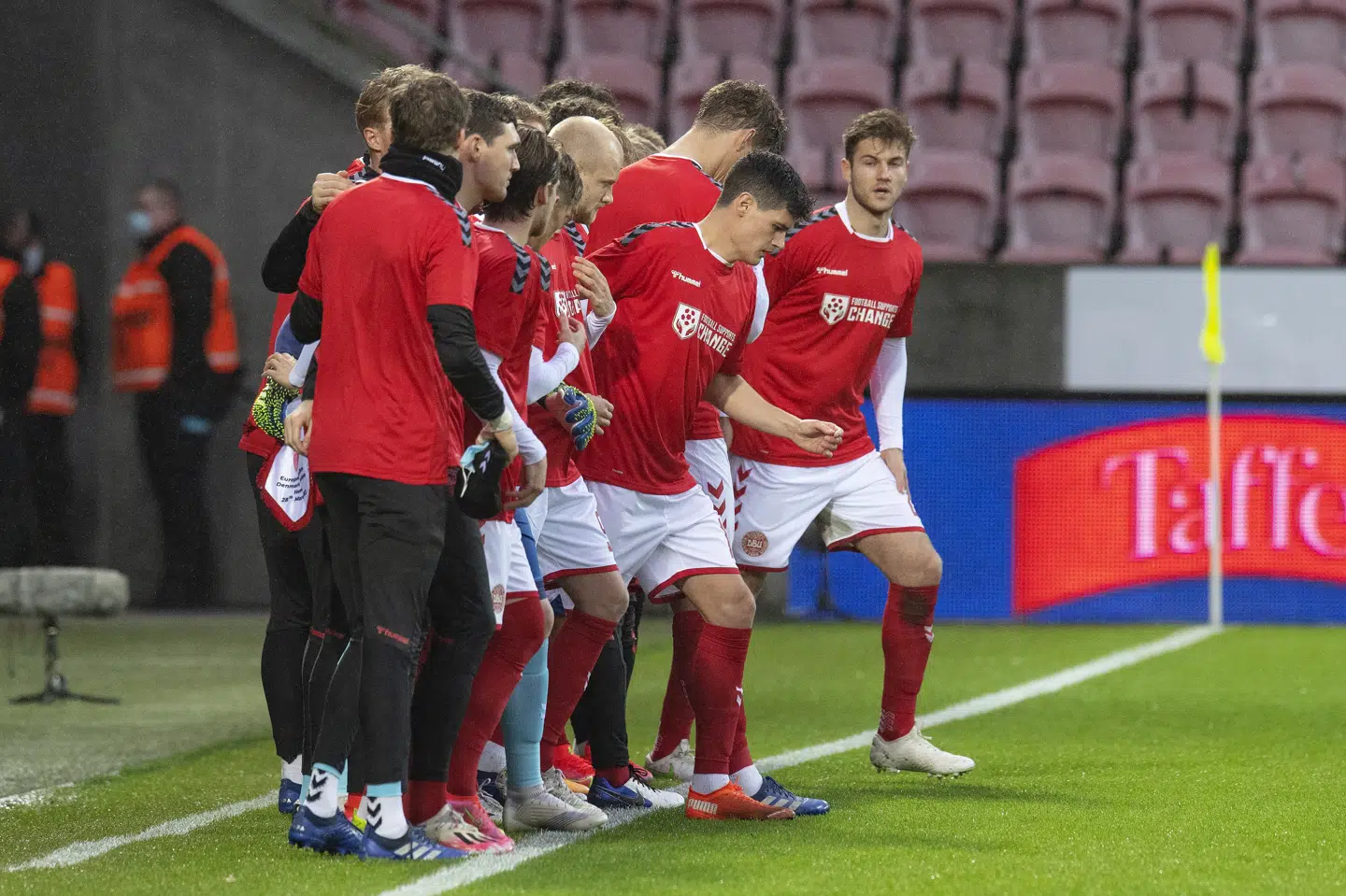 Herrelandsholdet var før kampen mod Moldova i VM-kvalifikationen iført særlige trøjer for at markere utilfredshed med menneskerettighedsforholdene i Qatar. Bo Amstrup/Ritzau Scanpix