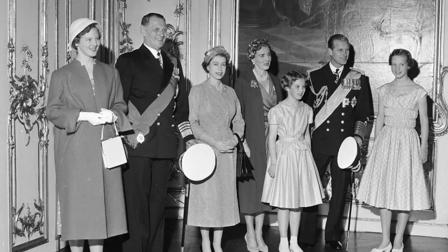 SDronning Elizabeth og Prins Philip var i maj 1957 på officielt besøg i Danmark. Her mødte parret kong Frederik og dronning Ingrid samt parret tre døtre, prinsesse Margrethe, prinsesse Anne-Marie og prinsesse Benedikte.